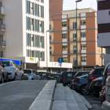 ...fino a terminare in un parcheggio che si trova sotto il livello stradale